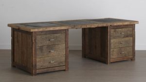Oud eiken bureau met stenen