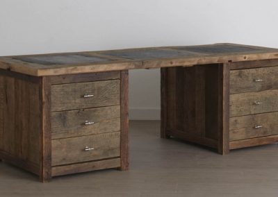 Oud eiken bureau met stenen