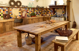 Oude eiken keuken met tafel en bankje