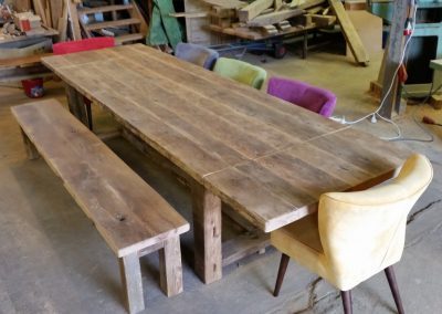 Oud eiken tafel met bijpassend bankje