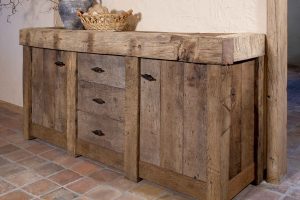 Oude eiken dressoir vergrijsd