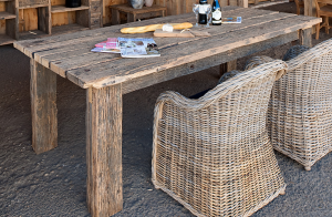 Oude eiken tafel van wagondelen