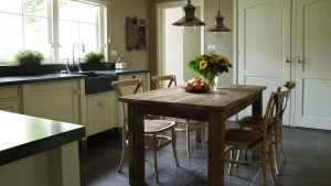Oude eiken eettafel klein