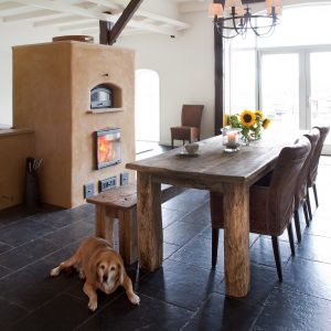 Oud eiken tafel met bankje en stoelen